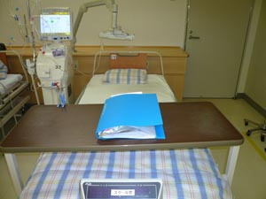 透析装置とベッド 
